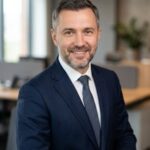 Портрет уверенного бизнесмена компании Mig-trade на нейтральном фоне для раздела о компании
